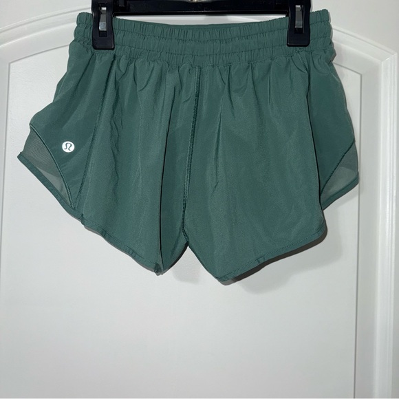 Lululemon Hotty Hot II 2.5” Shorts Women’s Size 6 Regular Light Green W7ARKR - Picture 3 of 5